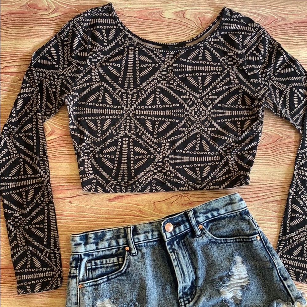 Long sleeves Black and Tan design crop top